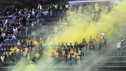 Fußball Testspiel FC Schalke 04 gegen NAC Breda am 04.09.2024 im Parkstadion in Gelsenkirchen. Fans  des NAC Breda zünden Bengalos. Anschließend kommt es zu körperlichen Auseinandersetzungen zwischen den Fans.