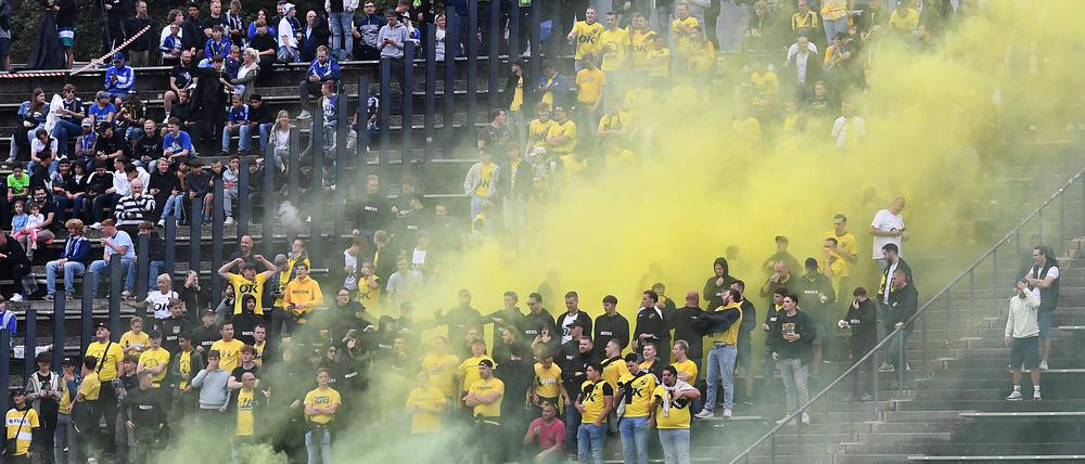 Fußball Testspiel FC Schalke 04 gegen NAC Breda am 04.09.2024 im Parkstadion in Gelsenkirchen. Fans  des NAC Breda zünden Bengalos. Anschließend kommt es zu körperlichen Auseinandersetzungen zwischen den Fans.