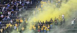 Fußball Testspiel FC Schalke 04 gegen NAC Breda am 04.09.2024 im Parkstadion in Gelsenkirchen. Fans  des NAC Breda zünden Bengalos. Anschließend kommt es zu körperlichen Auseinandersetzungen zwischen den Fans.