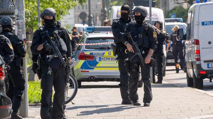 Die Polizei hat in der Münchner Innenstadt bei einem größeren Einsatz in der Nähe des Israelischen Generalkonsulats eine verdächtige Person niedergeschossen.