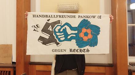Protest in der Bezirksverordnetenversammlung: Rund 50 Personen, darunter Mitglieder lokaler Sportvereine, setzten während der Sitzung des Bezirksparlaments ein Zeichen gegen die Neonazi-Trainings. 