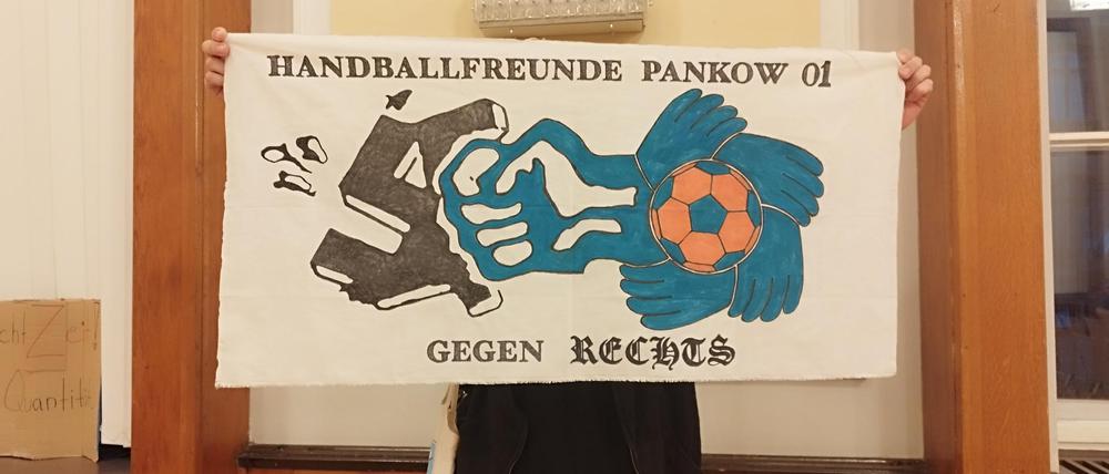 Protest in der Bezirksverordnetenversammlung: Rund 50 Personen, darunter Mitglieder lokaler Sportvereine, setzten während der Sitzung des Bezirksparlaments ein Zeichen gegen die Neonazi-Trainings.