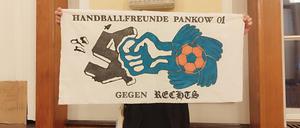 Protest in der Bezirksverordnetenversammlung: Rund 50 Personen, darunter Mitglieder lokaler Sportvereine, setzten während der Sitzung des Bezirksparlaments ein Zeichen gegen die Neonazi-Trainings. 