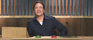 Komiker Michael „Bully“ Herbig am Buzzer der Amazon-Prime-Show „LOL: Last One Laughing“.