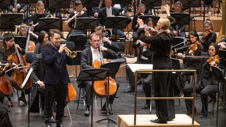 Finnischer Solist, finnische Dirigentin. Der Trompeter Verneri Pohjola und Susanna Mälkki vor der Staatskapelle Berlin.