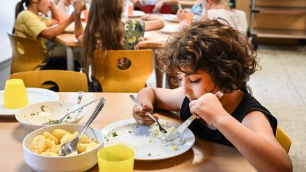 Die Volksinitiative will erreichen, dass Kinder von Klasse 1 bis 6 wie in Berlin Essen ohne Zuzahlung bekommen.