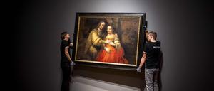 Ein echter Rembrandt: Zwei Männer hängen das Gemälde „Die jüdische Braut“ im Rijksmuseum in Amsterdam (Archivbild von 2019).