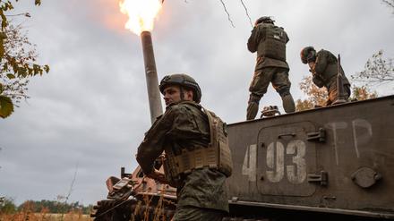 Russische Soldaten der 17. Garde-Artillerie-Brigade feuern einen schweren Mörser vom Typ 2S4 Tyulpan Tulip auf ukrainische Stellungen ab.