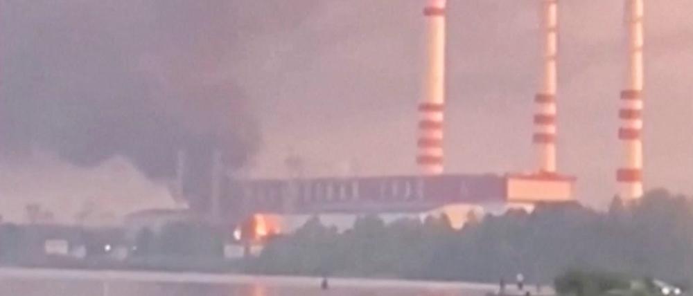Rauchwolke über dem Wärmekraftwerk Konakowo bei Twer.