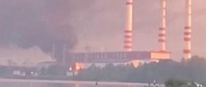 Rauchwolke über dem Wärmekraftwerk Konakowo bei Twer.