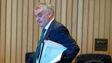 Herbert Reul hat eine klare Meinung zu den Vorfällen rund um das Rheinderby am vergangenen Wochenende.