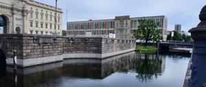 Am Spreekanal von Friedrichsgracht bis 
Schloßbrücke in Berlin Mitte
Hier soll das Flussbad entstehen.
Geplant von Tim und Jan Edler, die im Flussbad-Cafe ihr Projekt erklären.
Hier am Humboldtforum soll eine große Treppe ins Wasser entstehen.
Foto: Doris Spiekermann-Klaas