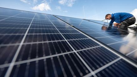 Auf vielen Dächern liegen schon Solarpaneele. Die Preise für Solaranlagen sind stark gesunken.