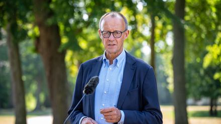 Friedrich Merz verliert im brandenbugischen Neuhardenberg kein Wort über Sahra Wagenknecht.