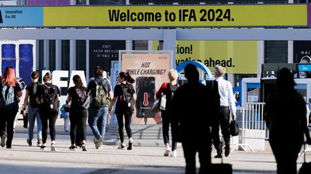 Aussteller und Mitarbeiter gehen zum Haupteingang der Internationalen Funkausstellung IFA 2024.