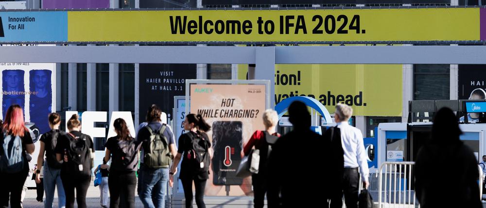 Aussteller und Mitarbeiter gehen zum Haupteingang der Internationalen Funkausstellung IFA 2024.