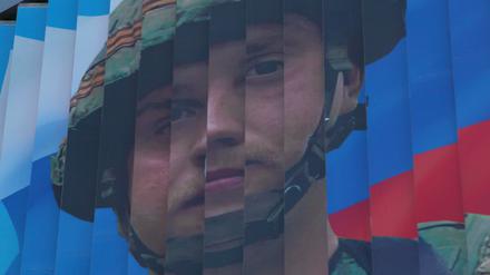Propaganda am Straßenrand. Szene aus dem Dokumentarfilm „Russians at War“. 