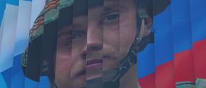 Propaganda am Straßenrand. Szene aus dem Dokumentarfilm „Russians at War“. 