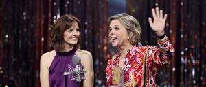 Julia Menger (r) und Kerstin Hermes vom Sender radioeins vom rbb freuen sich bei der 15. Verleihung des Deutschen Radiopreises über ihren Preis.