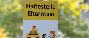 Viele Eltern fürchten, dass durch „Eltern-Taxis“ zusätzliche Unfallgefahr für Schüler entsteht.