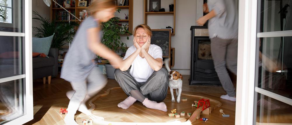 Kita, Kochen, womöglich noch Kollegen-Stress: Wenn alles zu viel wird, können Mütter die Notbremse ziehen.