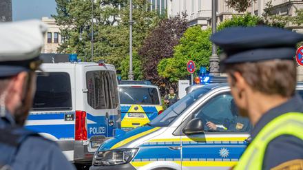 Polizisten in München beim Großeinsatz am Karolinenplatz nach dem Schusswechsel.