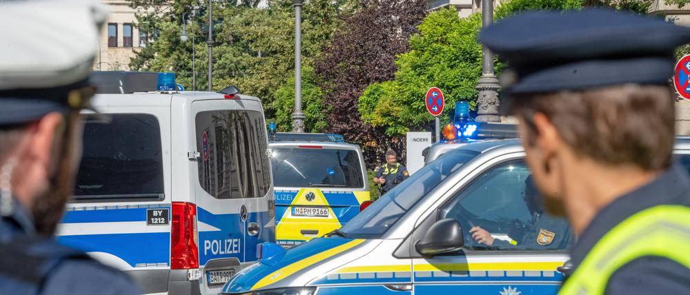 Polizisten in München beim Großeinsatz am Karolinenplatz nach dem Schusswechsel.