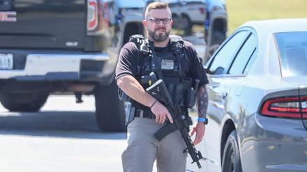 Nach den Schüssen an einer Schule im Bundesstaat Georgia hat die Polizei den Vater des Täters festgenommen.