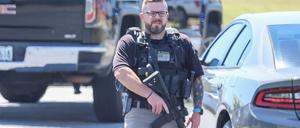 Nach den Schüssen an einer Schule im Bundesstaat Georgia hat die Polizei den Vater des Täters festgenommen.