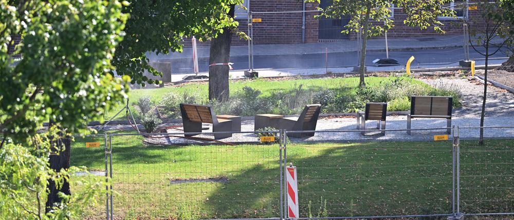 Auf der neuen Grünfläche wurden schon Loungemöbel aus Holz aufgestellt. 