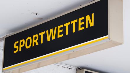 Ein Schild weist auf Sportwetten-Angebote hin. 