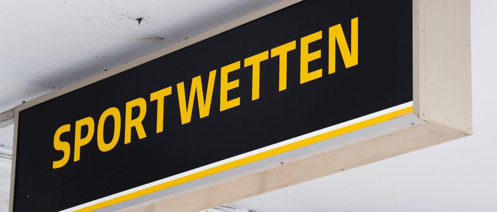 Ein Schild weist auf Sportwetten-Angebote hin.
