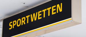 Ein Schild weist auf Sportwetten-Angebote hin. 