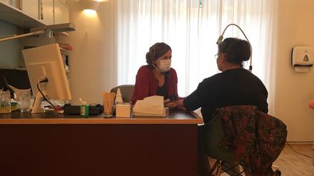 Hausärztinnen sind vertraute Ansprechpersonen, die im Gespräch auch psychische Probleme behandeln können.