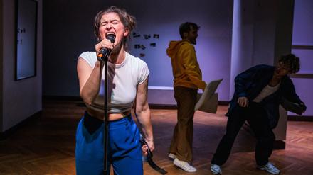 Szene aus "Daddy unplugged" von Sarah Nemitz und Lutz Hübner an der Neuköllner Oper