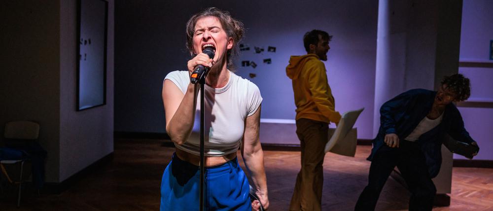 Szene aus "Daddy unplugged" von Sarah Nemitz und Lutz Hübner an der Neuköllner Oper