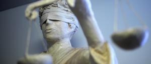 Die Statue Justitia ist in einem Gericht zu sehen.