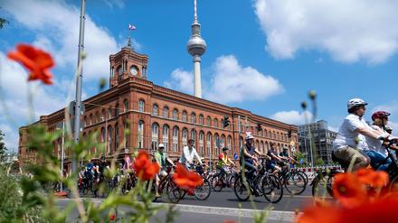 Radfahrer am Roten Rathaus bei der jährlichen Fahrrad-Sternfahrt des Allgemeinen Deutschen Fahrrad Clubs (ADFC) durch Berlin.