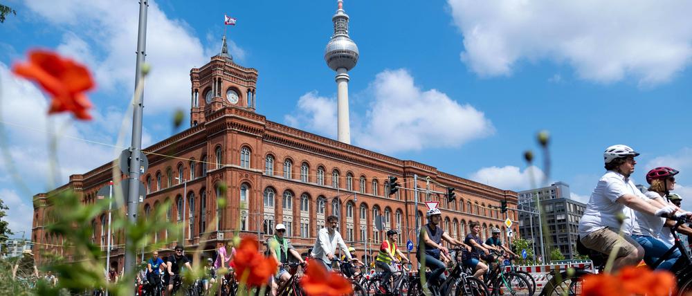 Radfahrer am Roten Rathaus bei der jährlichen Fahrrad-Sternfahrt des Allgemeinen Deutschen Fahrrad Clubs (ADFC) durch Berlin.