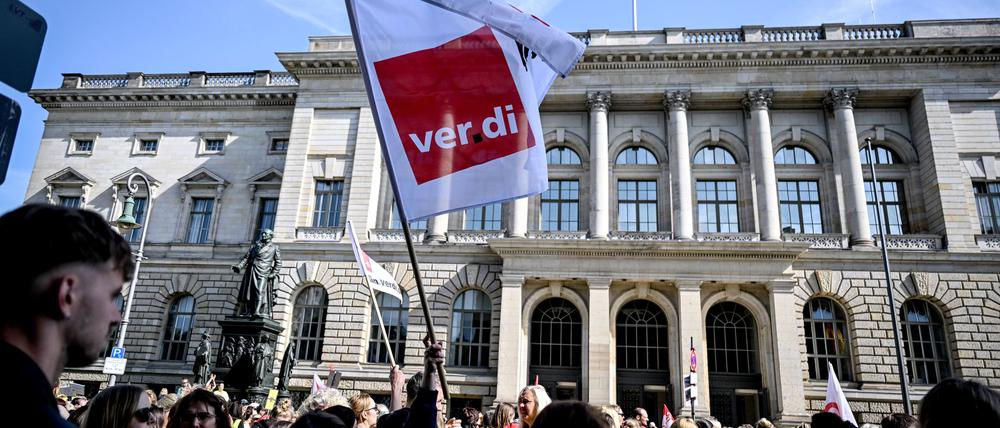 Die Gewerkschaften Verdi und GEW haben zum Warnstreik aufgerufen. Auch eine Demonstration vor dem Landesparlament ist geplant. (Archivfoto)