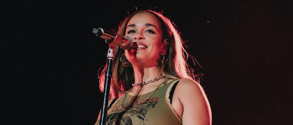 Jorja Smith auf der Bühne.