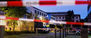 Die Fahne Israels weht am frühen Morgen vor dem Israelischen Generalkonsulat, während im Vordergrund Absperrband von der Polizei zu sehen ist. 