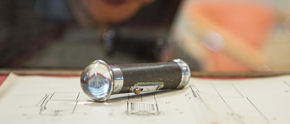 Ein Besucher sieht sich 2016 in Berlin während der Eröffnung des Daimon-Museums eine historische Taschenlampe an.