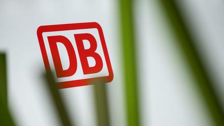Blick auf ein Logo der Deutschen Bahn.