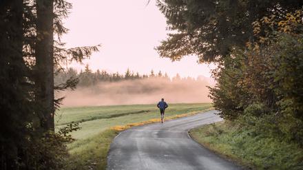 Zwei bis drei Mal die Woche Ausdauertraining betreiben, empfehlen Experten. 