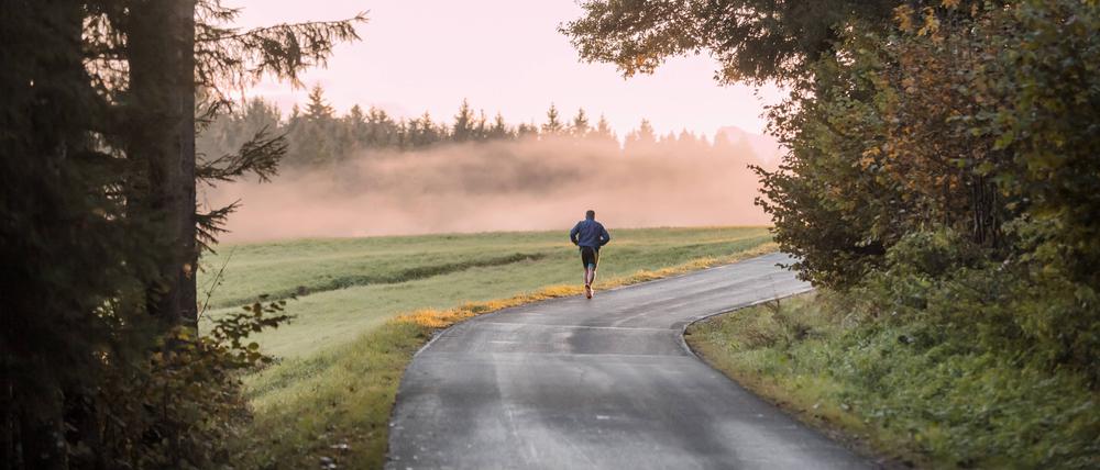 Zwei bis drei Mal die Woche Ausdauertraining betreiben, empfehlen Experten. 