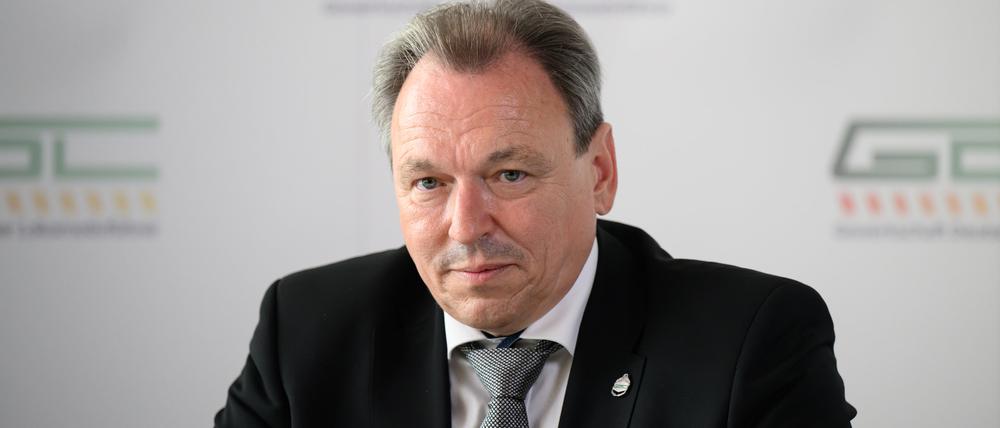 04.09.2024, Sachsen, Dresden: Mario Reiß, Bundesvorsitzender der Gewerkschaft Deutscher Lokomotivführer (GDL), sitzt nach einer Pressekonferenz im Rahmen der Generalversammlung der Gewerkschaft im Internationalen Congress Center auf dem Podium.