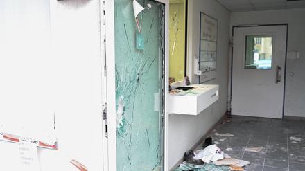 Nach einem Macheten-Angriff auf eine Polizeiinspektion in Linz am Rhein ist der Tatort abgesperrt.
