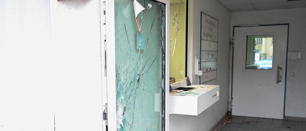 Nach einem Macheten-Angriff auf eine Polizeiinspektion in Linz am Rhein ist der Tatort abgesperrt.