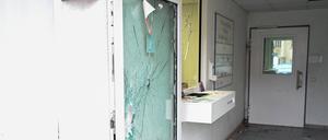 Nach einem Macheten-Angriff auf eine Polizeiinspektion in Linz am Rhein ist der Tatort abgesperrt.